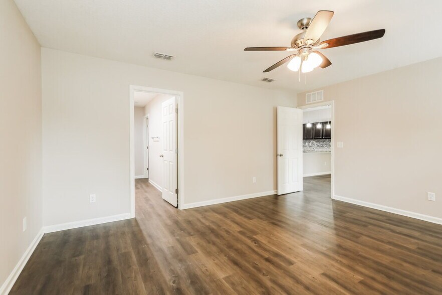 Building Photo - 6968 Loris Ln