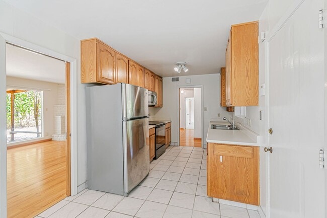 Building Photo - Classic Ranch Style Home in Top School Dis...