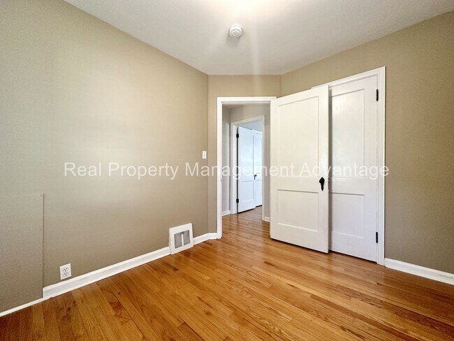 Building Photo - 1596 Albany St