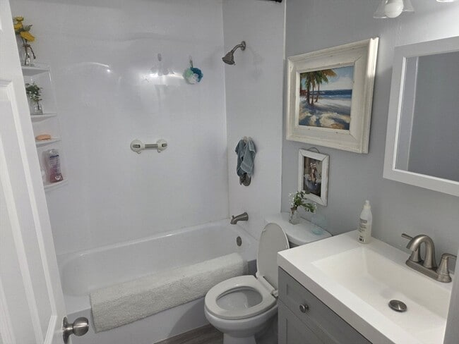 Building Photo - 176 Maple Ave