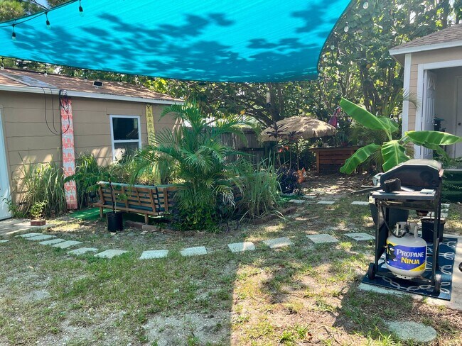 Building Photo - Gulfport charm 3/1 1 car garage