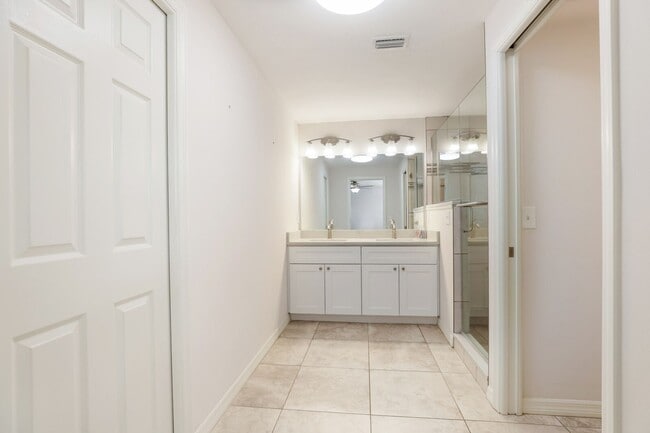 Building Photo - Nicely Remodeled & Updated 3 Bedroom 2 Bat...