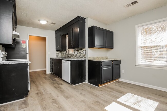 Building Photo - Beautiful Home with Vaulted Ceilings!