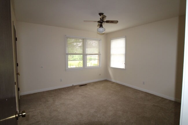 Building Photo - Conveniently Located Duplex