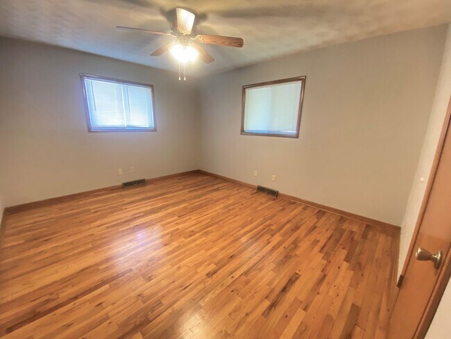 Building Photo - 837 S Link Ave