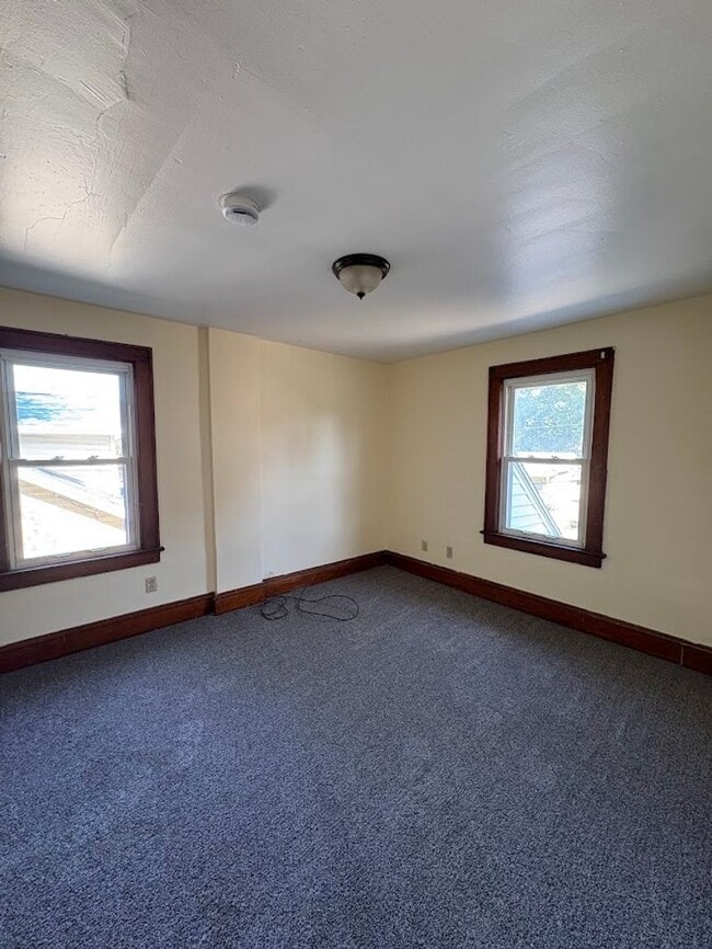 Building Photo - Three bedroom one bathroom home for rent