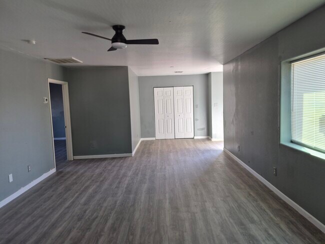 Building Photo - Pueblo Ave