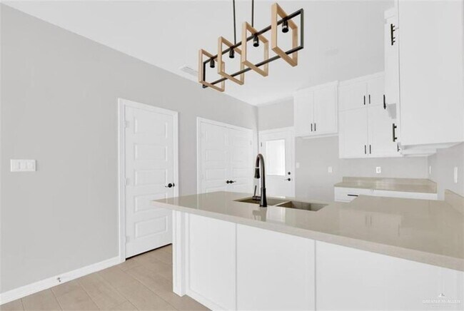 Building Photo - 909 W 13th St