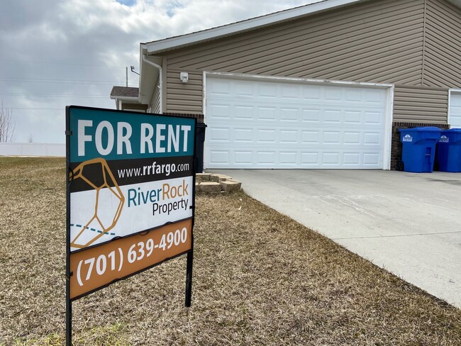 Building Photo - 3 Bed 2 Bath Twin-Home