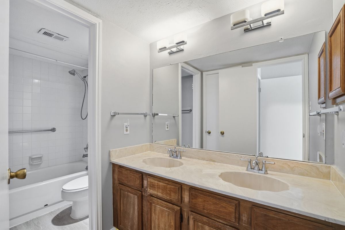 Building Photo - 2535 Wedglea Dr