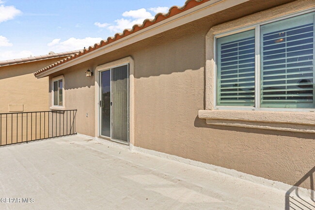 Building Photo - 951 Via Descanso Dr