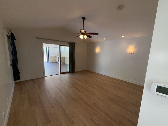 Building Photo - Burbank Hillside 3brm, 3bath Residence.