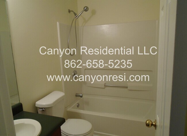 Building Photo - Beautiful 3b Room!Move in ready!