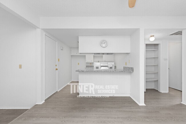 Building Photo - Charming Carmichael Duplex with Water Sewe...