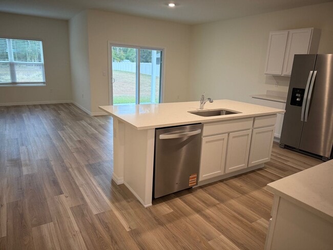 Building Photo - 4 Bedroom 2 Bath Convenient to Everything