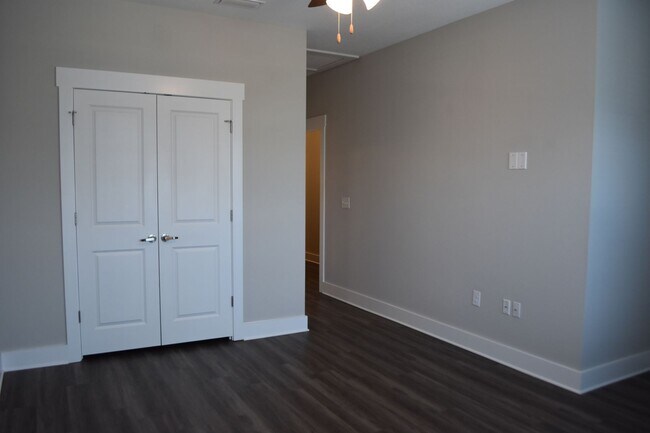 Building Photo - Available June 1 Three Bedroom Townhouse a...