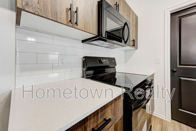 Building Photo - 403 N Cyn Ter