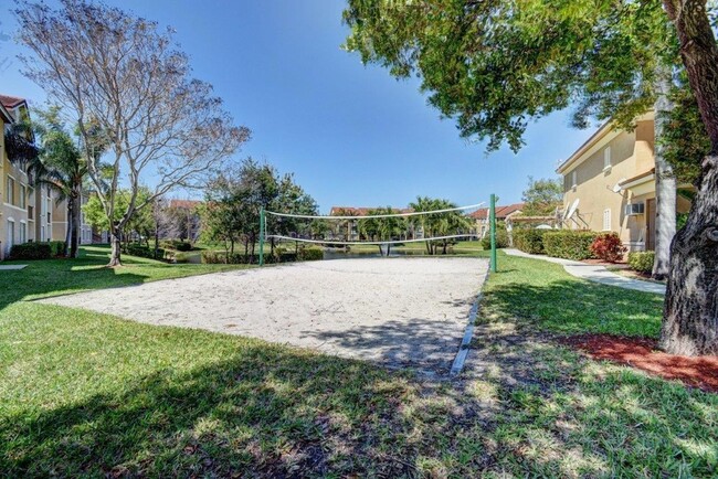 Building Photo - 723 Villa Cir