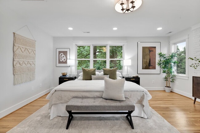 Building Photo - "Luxurious 6-Bed, 6-Bath Arlington Retreat...
