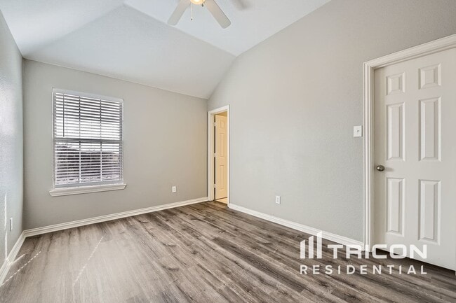 Building Photo - 2785 Greenway Dr