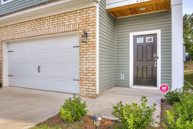Building Photo - 3 Bedroom 2.5 Bath in Grovetown!