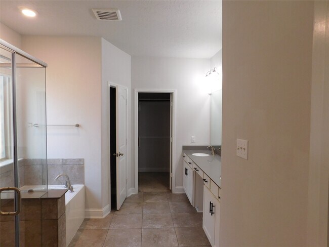 Building Photo - 8219 Oxbow Manor