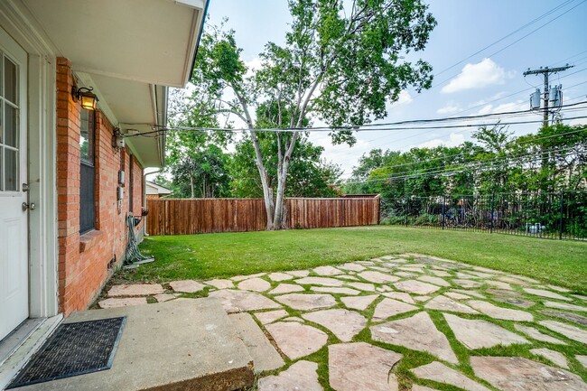 Building Photo - Airy and Light 3/2 in Established Dallas Neighborhood For Rent!