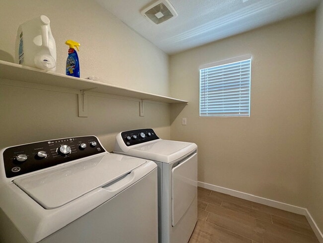 Building Photo - GORGEOUS 4 BED 3 BATH 2 CAR GARAGE SINGLE FAMILY HOME W/ LOFT, VAULTED ENTRYWAY, BACKYARD, AND BE...