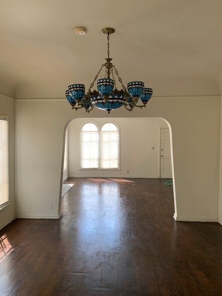 Building Photo - 824 S Curson Ave