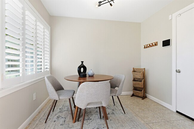 Building Photo - 2015 Woodcrest Dr