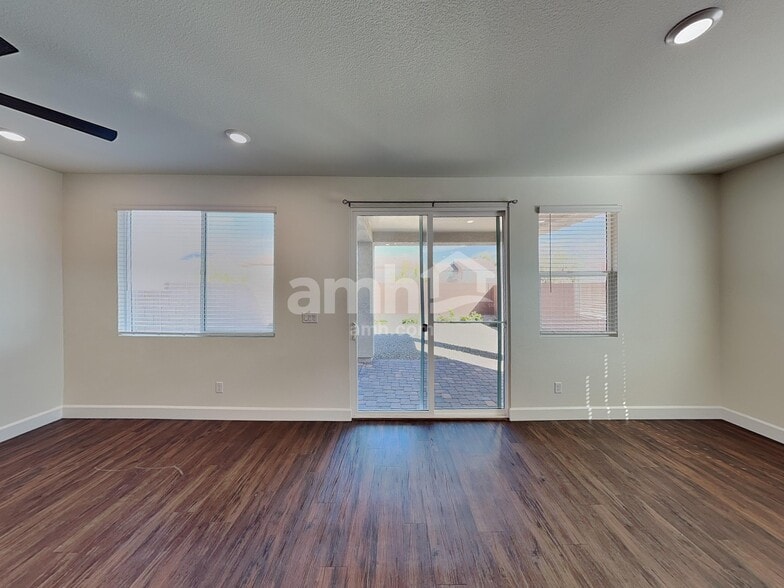 Building Photo - 556 Topiary Pk Ave