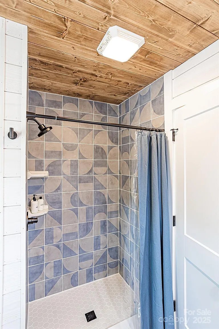 Building Photo - 826 Shumont Rd