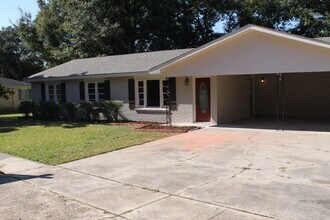 Building Photo - Lovely 3 Bedroom Home with Large Fenced in...