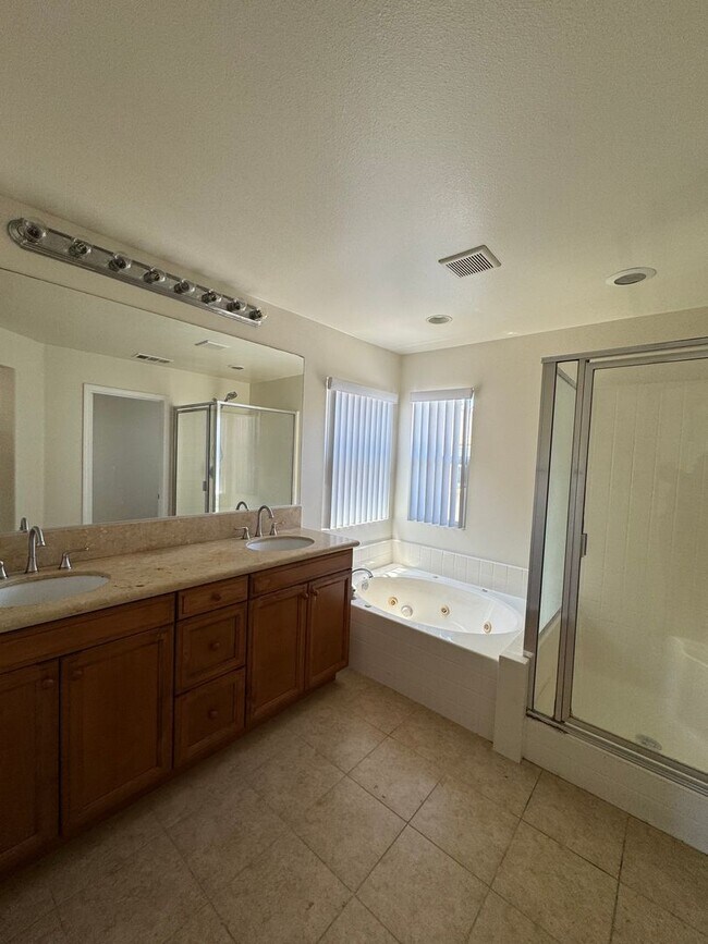 Building Photo - Welcome To Your New Home In Inglewood (Gat...