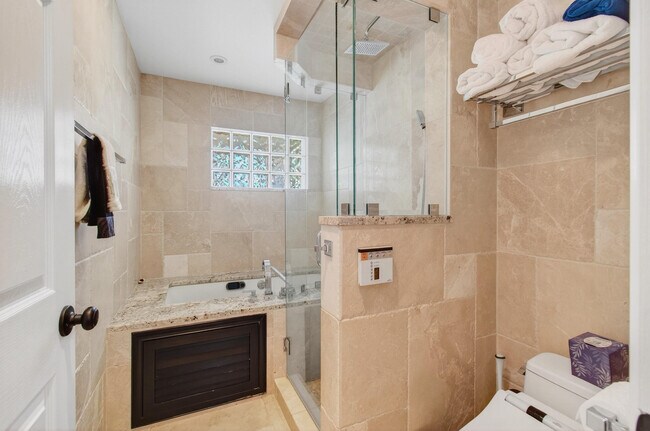 Building Photo - 7076 Middlebury Dr