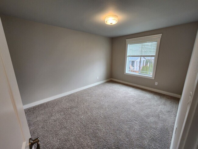 Building Photo - Large Spacious 4 Bed Home