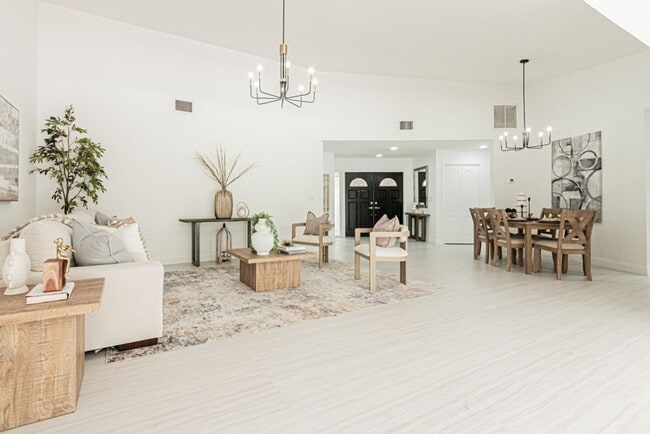Building Photo - Newly Renovated 3 Bedroom Pool Home in Des...