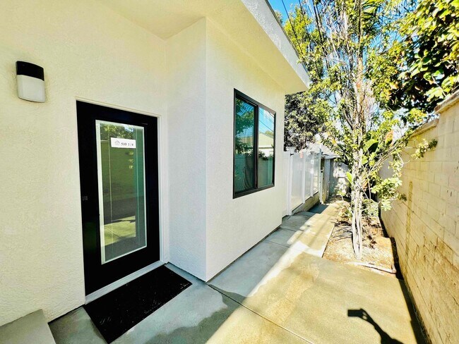 Building Photo - 510 E Oak Ave