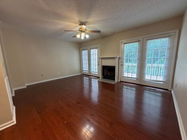 Building Photo - 3 or 4 Bedroom / 3.5 Bath Condo Kingsport, TN 37663