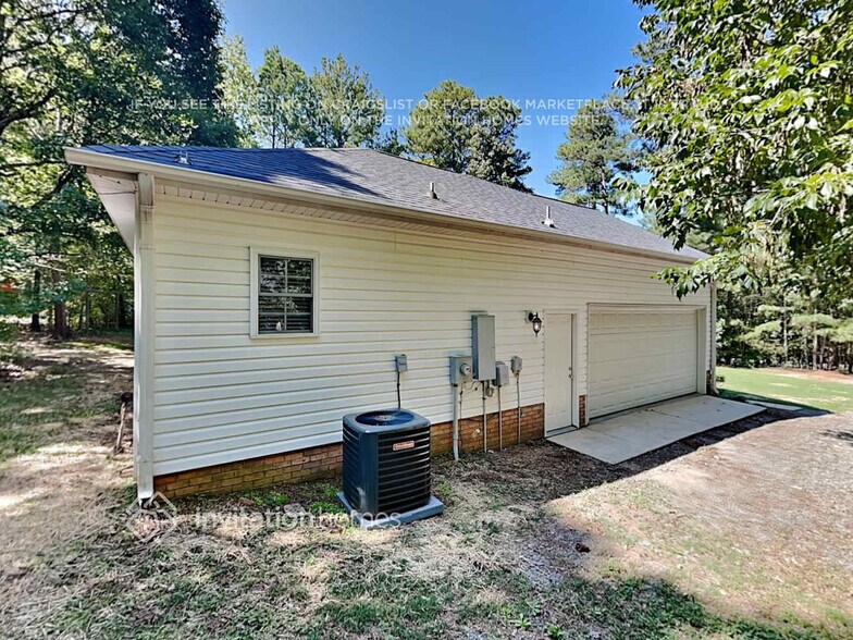 Building Photo - 10305 Waxhaw Hwy