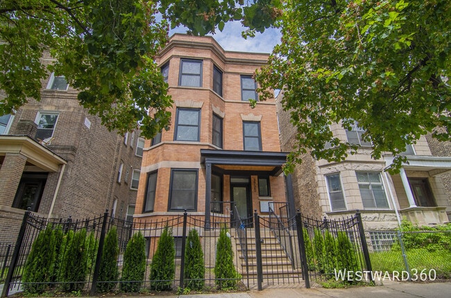 Building Photo - 3720 N Racine Ave