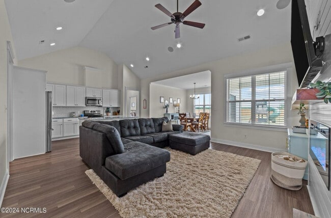 Building Photo - 515 Workhorse Ln