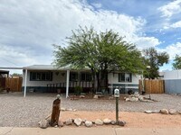 Building Photo - 526 W Pelaar Dr