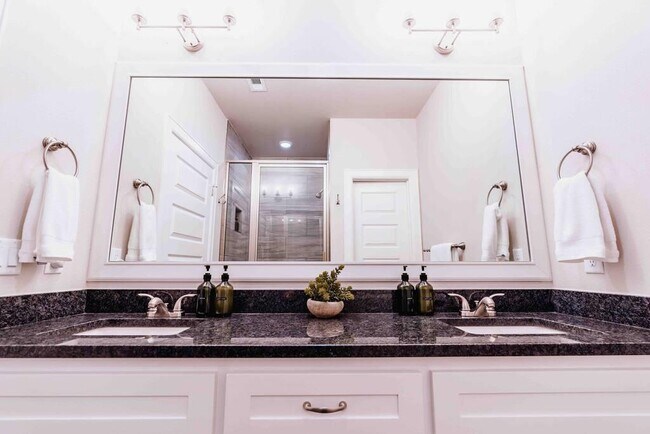 Building Photo - 406 NW Retreat Ln