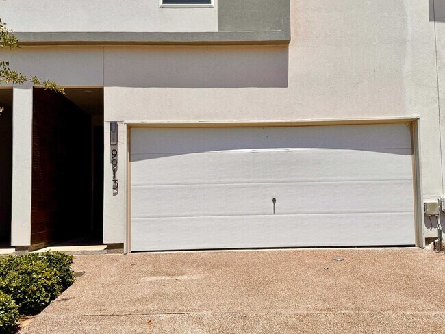 Building Photo - 9913 Kaspar Dr