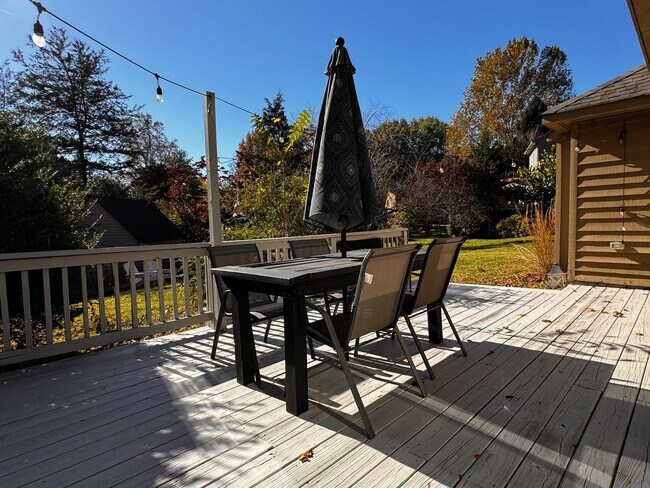 Building Photo - Close to UVA & Downtown-Don't miss this Mi...