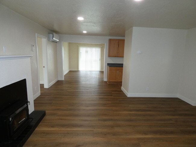 Building Photo - 330 E 6th St