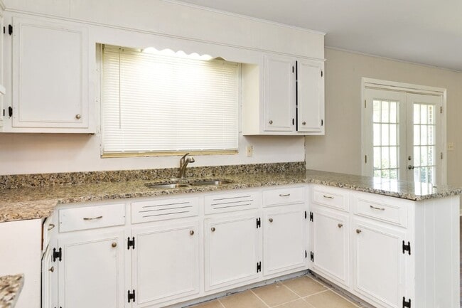 Building Photo - 1900+ Sq Ft of Comfort: Updated 3BR/2BA wi...