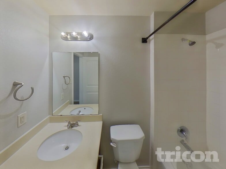 Building Photo - 336 Carlyle St