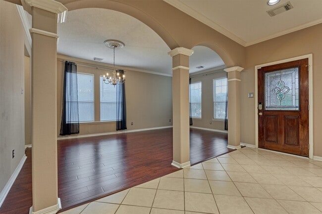 Building Photo - 8406 Oak Villa Ct
